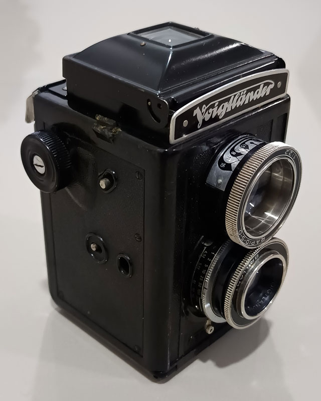 Voigtländer Brillant S Front Right