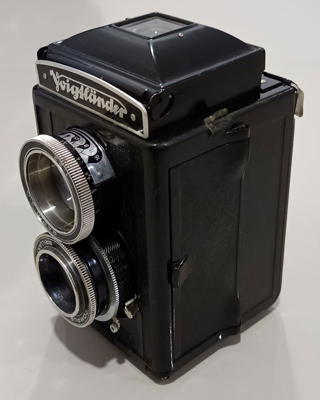 Voigtländer Brillant S Front Left